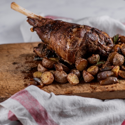 Perna de Borrego com Batatinhas, Chalotas e Chutney de Hortelã